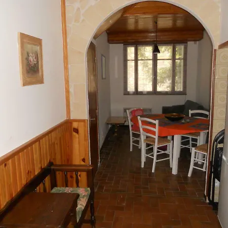 Entre L'eglise Et La Place קוויאן