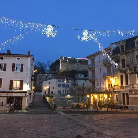 Entre L'eglise Et La Place Quillan