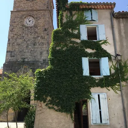 Entre L'eglise Et La Place *