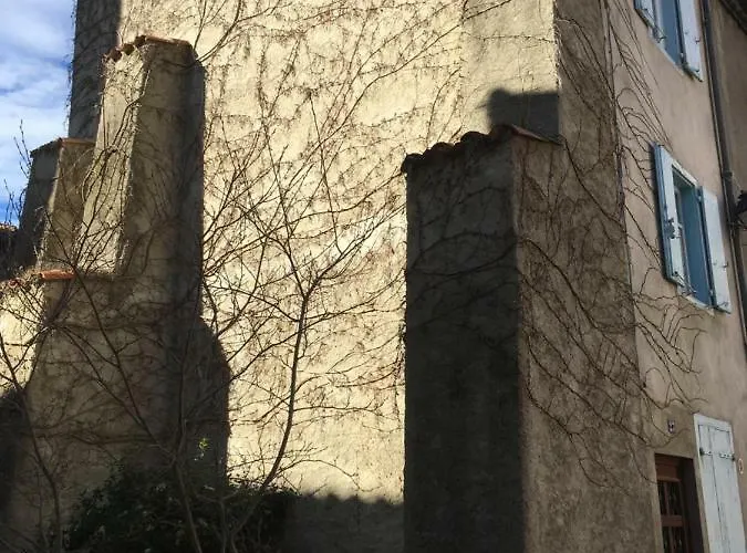 Entre L'eglise Et La Place