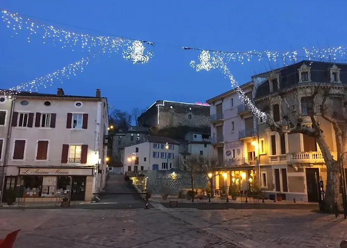 Entre L'eglise Et La Place Quillan