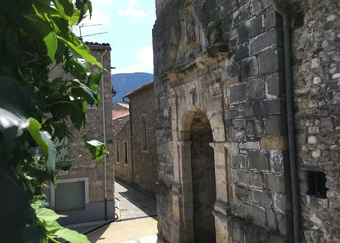 Entre L'eglise Et La Place * Quillan